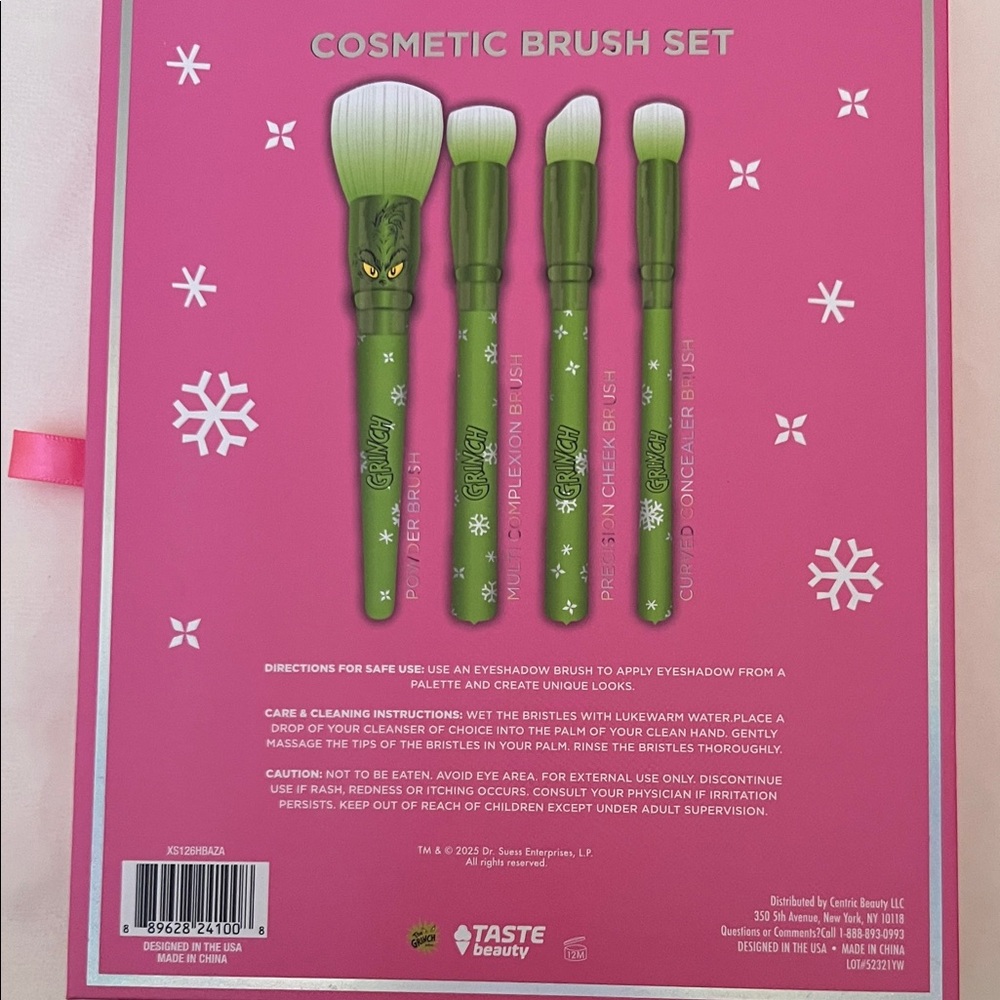 Grinch Makeup Brush Set & Blender Duo Bundle — Holiday Gift Set - Picture 8 of 8